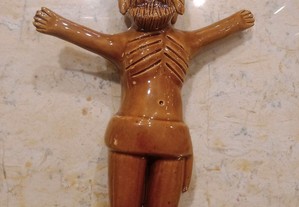Cristo em cerâmica de Julia Ramalho de Barcelos