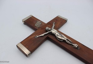 Crucifixo em Pau-Santo com incrustações em Prata antiga