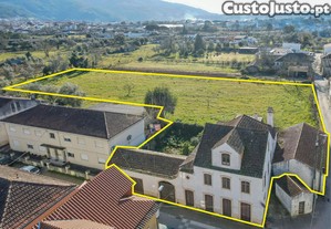 Moradia tradicional com ptio,adega,arrmos,soto,garagem ,terreno plano e poo numa localizao exceptional a 5 min. de Lous