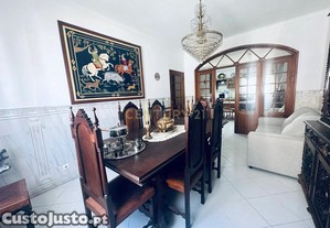 Moradia T5 em Cuba (Alentejo) com dois pisos em zona central.