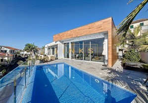 Residência de prestígio: casa moderna com piscina infinita e vista mar excecional na ponta do sol