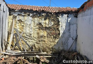 Oportunidade nica em Mirandela: Casa para Recuperar por 26.000 