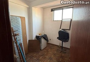 T0 - Centro de Rio Maior - Excelente Investimento