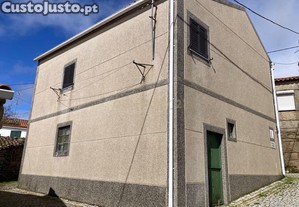 Moradia Isolada T2 em Pinzio - Pinhel - (Guarda) com garagem fechada
