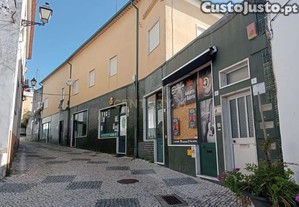 Espao Comercial com 5 lojas em Alcanena com Acessibilidade e Vista Cidade