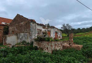 Terreno com 2 ruinas junto ao rio