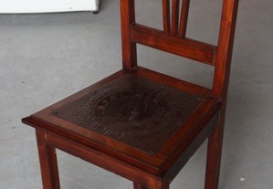 Cadeira Antiga em Madeira com Assento Pirogravado