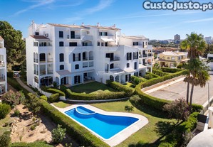 Apartamento T2 com vista mar inserido em condom�nio com piscina situado na Praia do Vau em Portim�o
