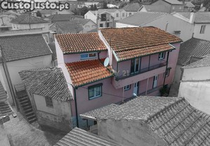 Moradia em banda localizada no concelho de Penalva do Castelo
