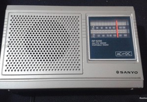 Rádio Portátil Vintage Sanyo 5230 AM/FM