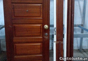 Porta de madeira mogno