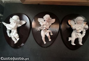 Conjunto de 3 quadros de anjos em madeira e porcel