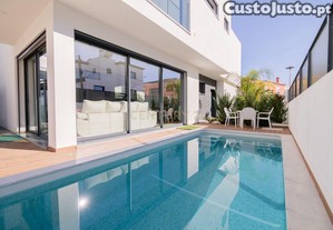 Fabulosa Moradia V4 De Luxo Nova, Com Piscina, Carport, Dois Pisos