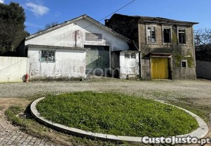 Moradia T3 Para Recuperar E Armazém Em Nogueira...