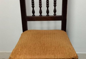 Cadeira de madeira estofo amarelão