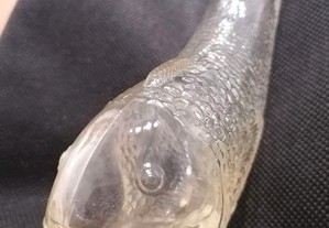 Garrafa antiga em vidro em forma de peixe