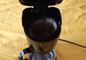 Máquina de café com filtro.