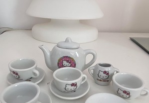Conjuntos de chá/ café em loiça ou em pvc, nas cores rosa ou branco.
