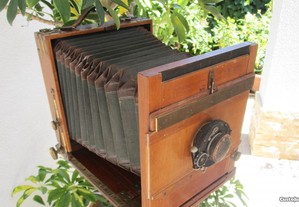 Máquina fotográfica em madeira antiga