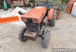 Trator Kubota B5000 com diverso equipamento