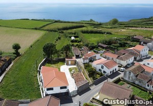 Moradia com vista mar a 5 minutos da praia dos Mosteiros. Uma casa de famlia e um investimento.