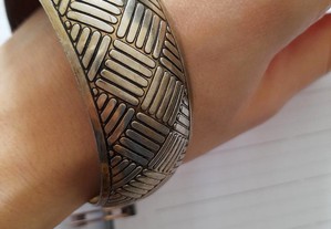 Bracelete dourada, em metal