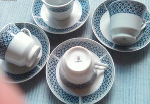 Conjunto de 4 chávenas em porcelana vidrada de café ou chá