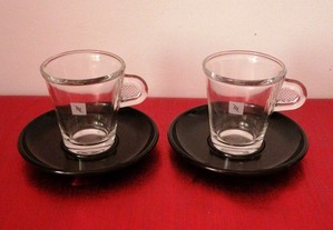 Conjunto de 2 chávenas de café em vidro com 2 pires em plástico, dos Cafés Nespresso