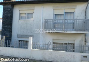 Moradia T4 De Dois Pisos Com Logradouro, Em...