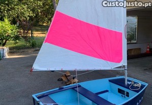 Barco à vela 'Optimist'