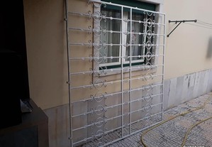 Grade branca de ferro protetora de janela/montra