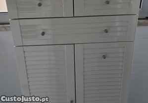 Armário branco lacado de apoio de lavandaria ou WC com TULHA