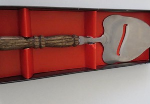 Talher sobremesa, lâmina e serrilha, cabo em madeira, com 23 cm Marca: Solar - Staineless - Nova