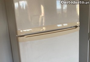 Frigor�fico combinado Hoover