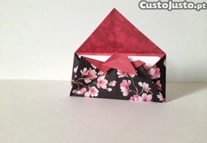 Envelopes e carto para convites escritos  mo, conjunto de origami