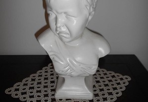 Curiosa escultura "O Chorão" em barro branco.