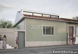 Moradia E Terreno Para Construção Na Rua De...