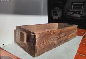 Caixa de madeira vintage