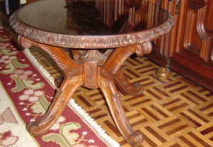 Mesa em madeira castanho