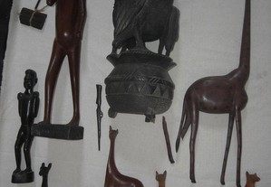 Diversas esculturas artesanato em madeira africana muito antigas