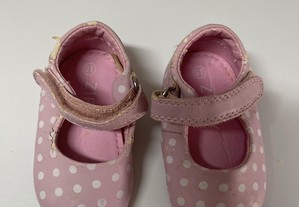 Sapatos de menina rosa as bolinhas brancas