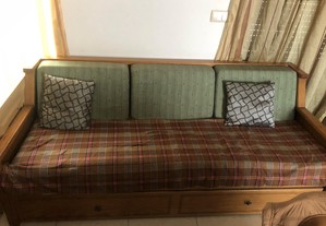 Sofá cama em pinho maciço tratado