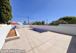 Moradia com piscina, Renovada, Luz