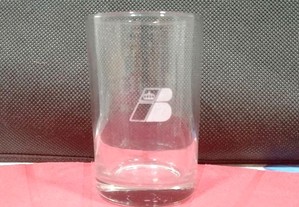 Copo em vidro com gravação do símbolo da companhia aérea Espanhola, IBERIA