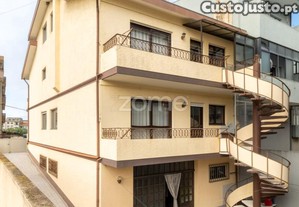 Moradia Com 4 Pisos A 300 Metros Da Praia Em...