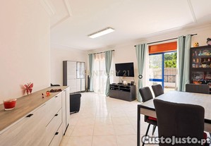 Apartamento T2 nas Quintinhas, Charneca de Caparica, com Terraço e Garagem