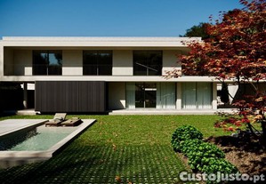 Casa de luxo, com jardins e piscina , design moder