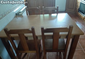 Mesa com 4 cadeiras