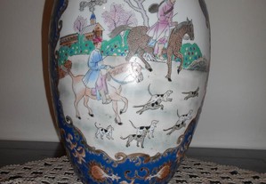 Bonito pote de porcelana chinesa com cena de caça.