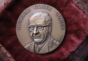 Medalha do General Costa Gomes de José Berardo.